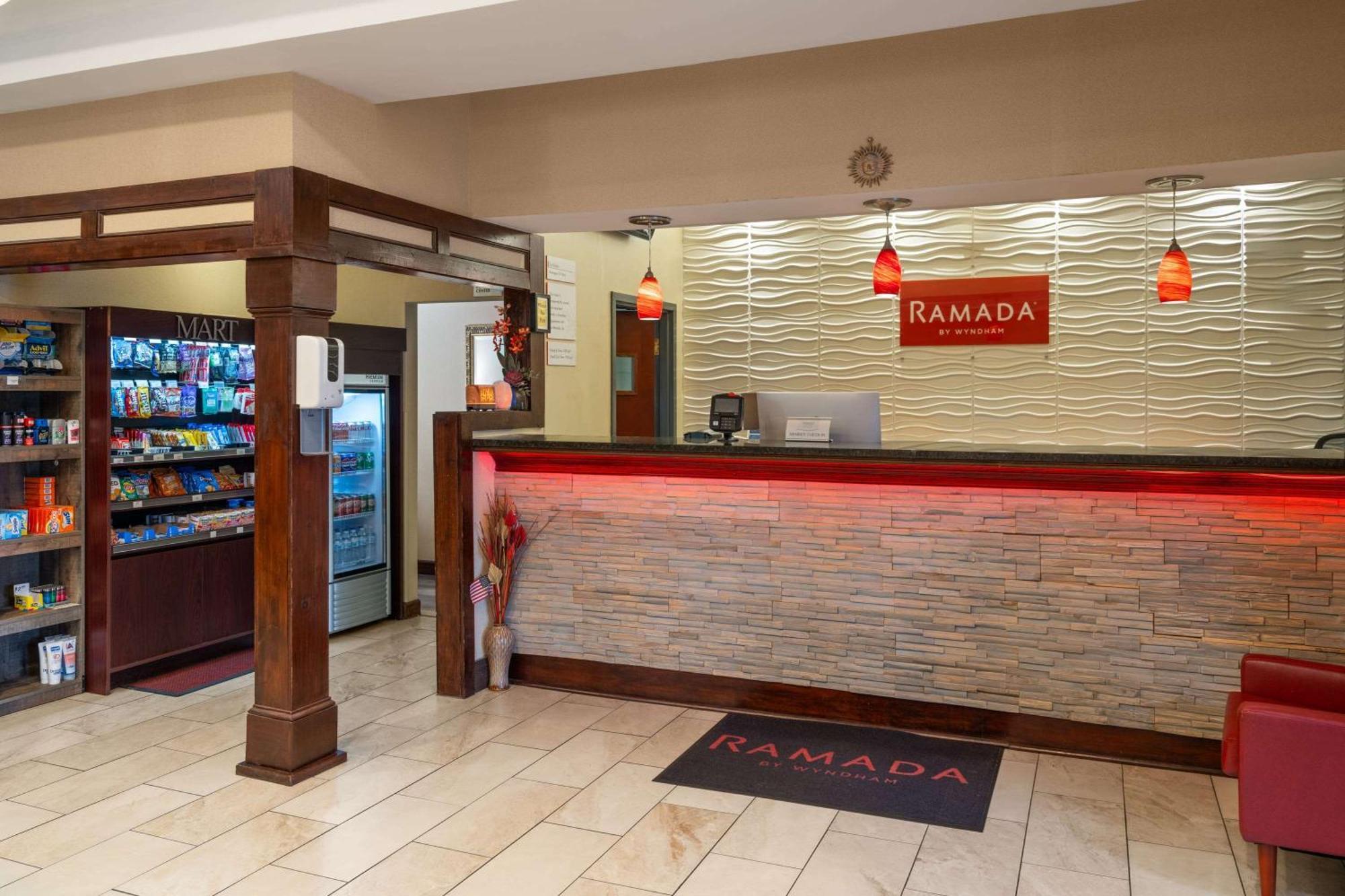 Отель Ramada By Wyndham Локуст-Гров Экстерьер фото